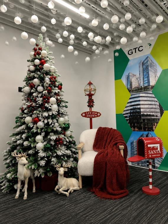 Rêve de Noël, brad tematic roșu și verde, GTC București