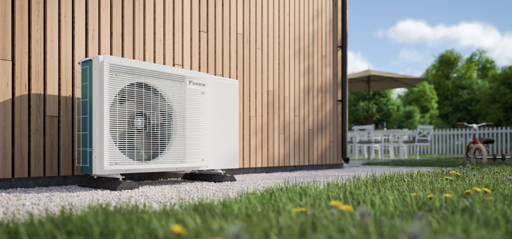 Daikin Altherma 3 M monobloc — integrare discretă în curte