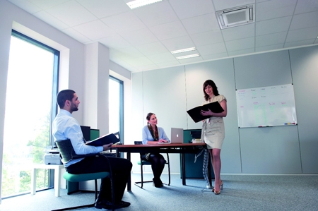 Aparat de aer conditionat tip caseta Daikin FFA-A instalat tavan birou design interior ambient