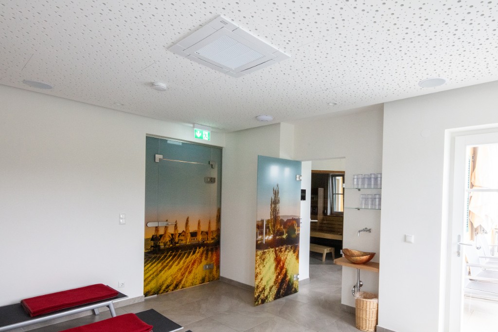 Casetă slim Toshiba 60x60 integrată în tavan fals spa wellness modern