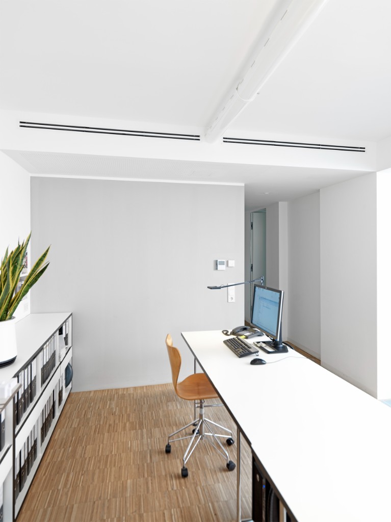 Aer condiționat duct Toshiba integrat discret în birou modern cu grile liniare